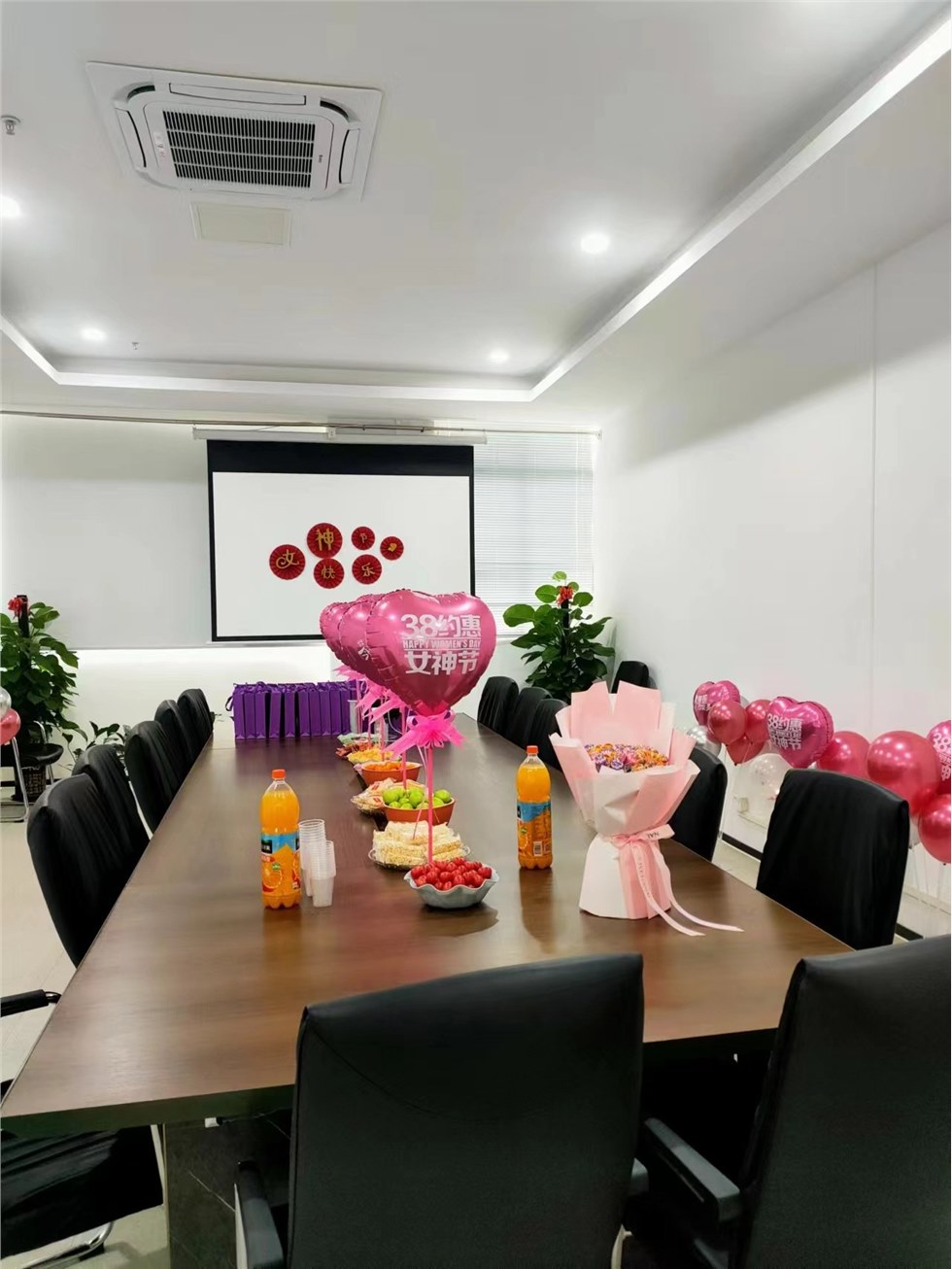 芳菲三月天，情暖女神节